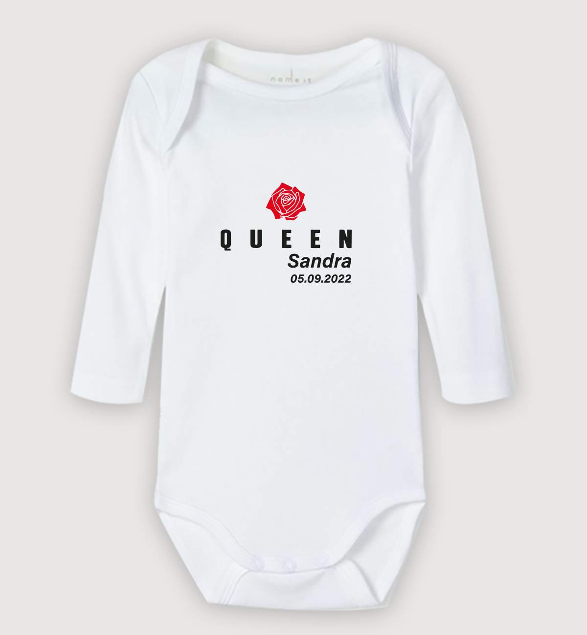 queen baby body mit name und datum bedrucken lassen in weiss 