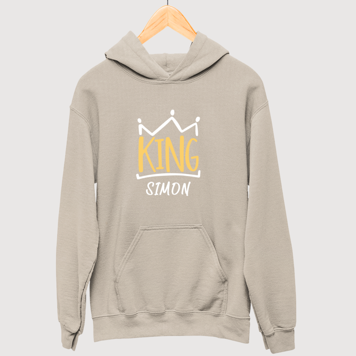 beiges king hoodie mit namen bedrucken lassen datum Geschenkidee für männer